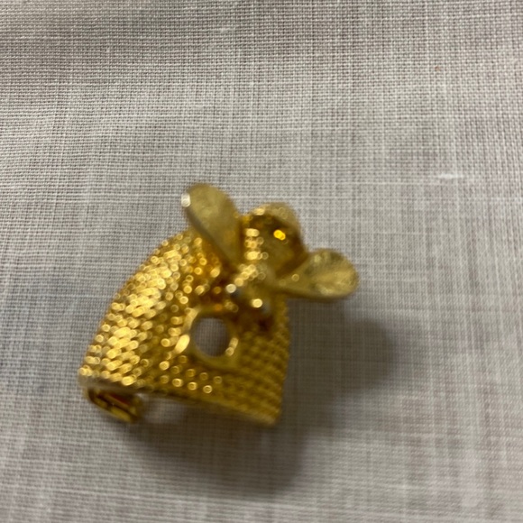 Bee and Hive pin - Picture 2 of 3